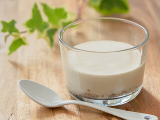 グラスに入ったレアチーズケーキ