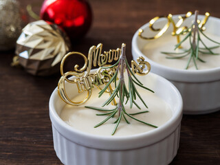 クリスマス仕様のココットに入りレアチーズケーキ