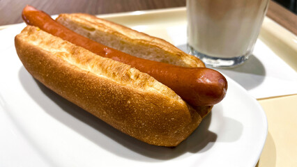 カフェのホットドッグとアイスカフェラテ