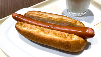 カフェのホットドッグとアイスカフェラテ