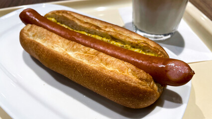 カフェのホットドッグとアイスカフェラテ