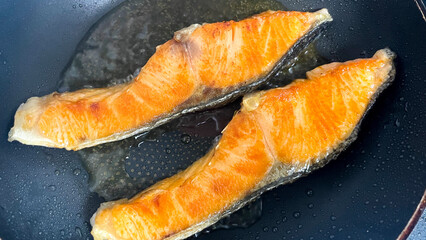 フライパンで焼く鮭の切り身