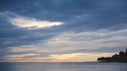 Obraz premium Landscape image of the sea with cloudy sky before sunrise