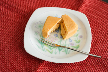 伝統を感じる焼き上げ黄身餡まんじゅう