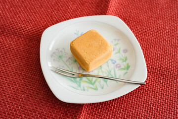 伝統を感じる焼き上げ黄身餡まんじゅう