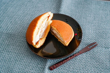 どら焼きの断面に見えるクリームと餡の層