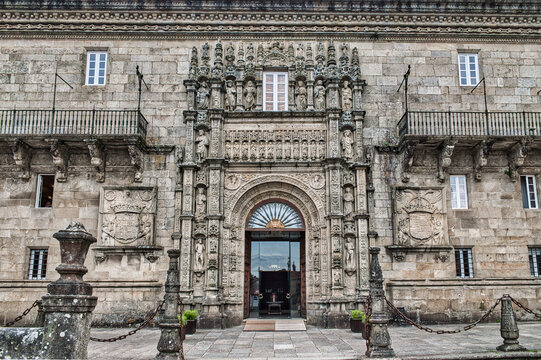 Portada de estilo plateresco del actual parador nacional de turismo en Santiago de Compostela, edificio mandado construir por los reyes cat&oacute;licos