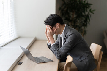 ビジネス　悩む男性