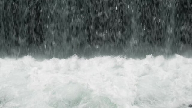 堰堤から激しく流れ落ちる水