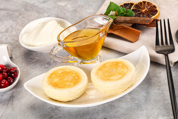 Roasted cheesecakes - Syrniki with honey
