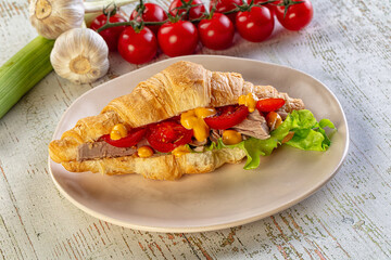 Croissant with tuna, tomato and salad