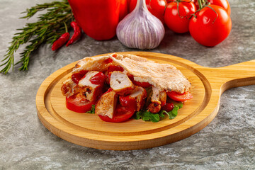 Pita with chicken and vegetables