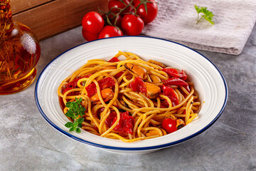 Spaghetti with mussels and tomato