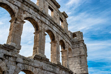Obraz premium Ruins of ancient roman wall on the blue sky background