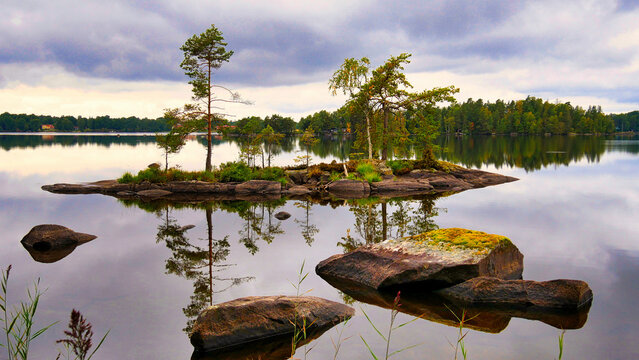 Herrliche Sch&auml;renlandschaft im See Toftasj&ouml;n im Naturreservat Notteryd bei V&auml;xj&ouml; in Schweden