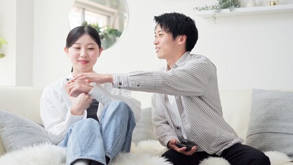 スマホが原因で口論をするアジア人カップル