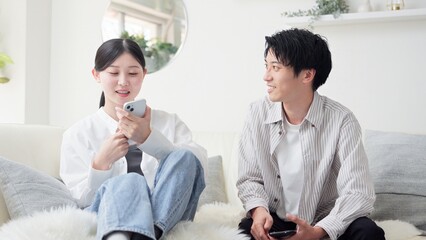 スマホが原因で口論をするアジア人カップル