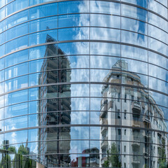 reflets urbain dans une tour en verre © PL.TH
