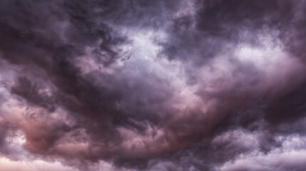 Obraz premium midgard. Dark purple storm clouds gathering before rainfall, dramatic sky formation, natural weather phenomenon. travel magazines, destination branding, designed for travel destination branding. 