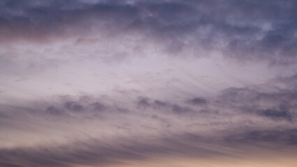 Obraz premium Purple background, the photo shows the evening sky during sunset