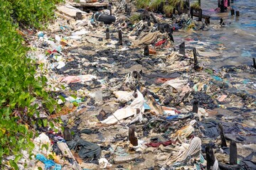 Zanieczyszczona plaża w Malezji, Sandakan, Sabah