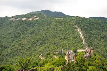 Wielki napis Mao Zedonga obok Wielkiego Muru Chińskiego