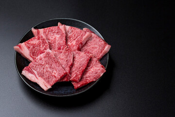 和牛カルビの焼肉 黒背景