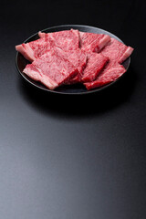 和牛カルビの焼肉 黒背景