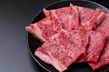和牛カルビの焼肉 黒背景
