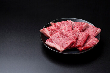 和牛カルビの焼肉 黒背景