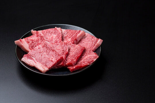 和牛カルビの焼肉 黒背景