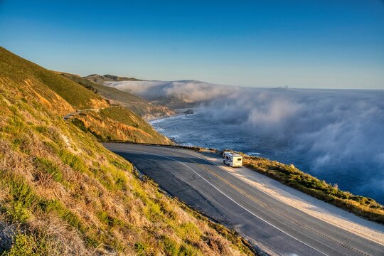 Beautiful road along the west coast towards Big Sur, along the Pacific Ocean. Great overnight camping spot for motorhomes. Road trip in the USA. Travel through a stunning coastal landscape.
