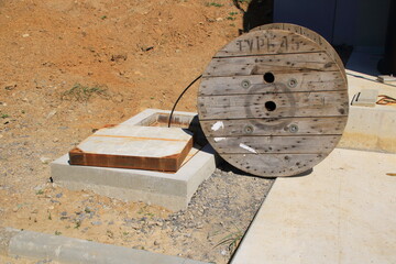 Kabel wird von einer Kabelrolle in einen Schacht gezogen