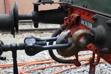 puffer und kupplung an einem alten eisenbahnwaggon