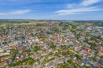 Die Stadt Erbach an der Donau am Rand der schw&auml;bischen Alb aus der Vogelperspektive