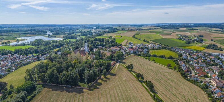 Die Stadt Erbach an der Donau am Rand der schw&auml;bischen Alb aus der Vogelperspektive