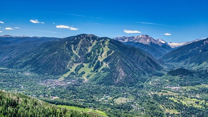  Aspen, a mountain town in the Colorado Rockies. Trail running in the surrounding mountains. Beautiful place in Colorado, USA. View of the ski resort and the village. High quality photo.