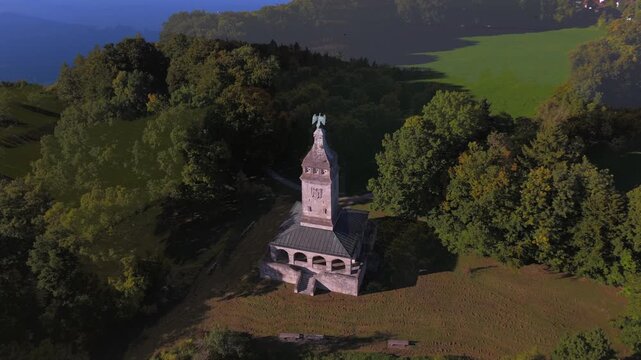 Luftaufnahme Bismarckturm Assenhausen Bayern. Historisches Denkmal am Starnberger See mit Aussicht, Natur Landschaft und kulturellem Erbe.