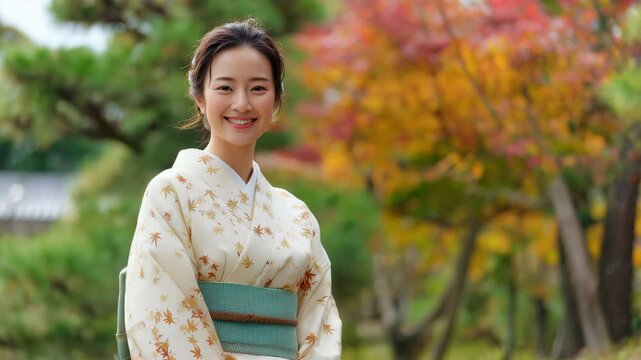 女性が秋の公園で和装で穏やかに微笑む立ち姿