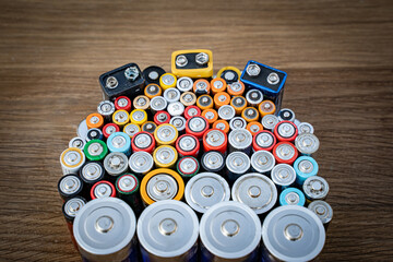 Recycling - ein Stapel mit aufgestellten Altbatterien