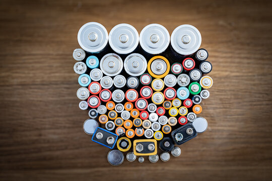 Recycling - ein Stapel mit aufgestellten Altbatterien