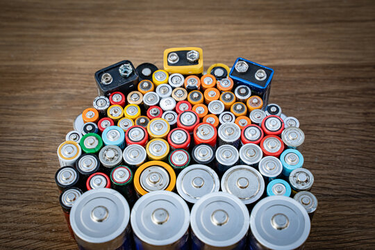 Recycling - ein Stapel mit aufgestellten Altbatterien