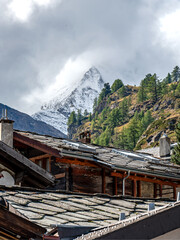 Blick auf das verschneite Matterhorn von Zermatt