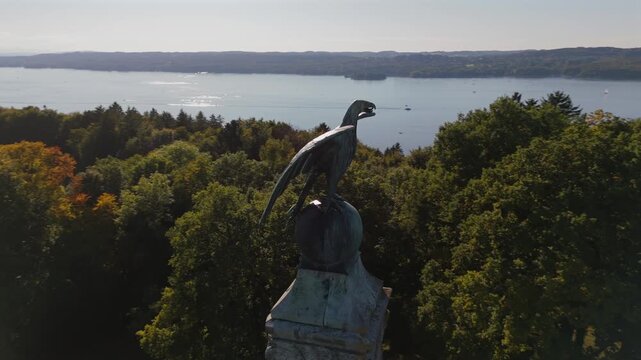 Luftaufnahme von Bismarckturm Assenhausen am Starnberger See. Historisches Denkmal aus Kalkstein und Tuffstein, Kulturdenkmal in Bayern nahe Muenchen.