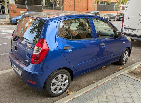 Vista trasera de un autom&oacute;vil tipo Hatchback Hyundai i10 aparcado en una calle de Madrid, Espa&ntilde;a, 19 de octubre de 2025