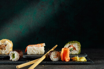 Vielfältige Sushi-Auswahl auf einer dunklen Schieferplatte © Olaf Kunz
