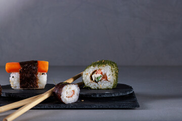 Vielfältige Sushi-Auswahl auf einer dunklen Schieferplatte © Olaf Kunz