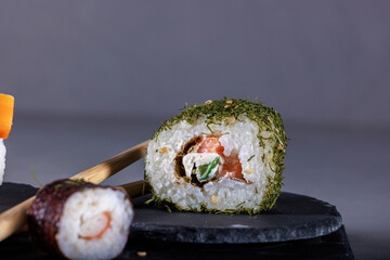 Vielfältige Sushi-Auswahl auf einer dunklen Schieferplatte