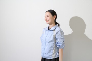 スポーツウェアで笑顔の日本人女性