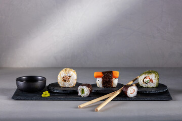 Vielfältige Sushi-Auswahl auf einer dunklen Schieferplatte © Olaf Kunz